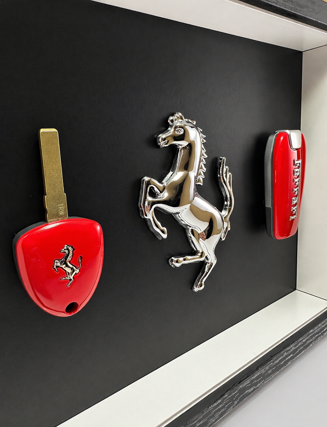 ArtKeyz Cavallino Eterno Nero — Deux clés au design Ferrari, cheval cabré chromé, fait main