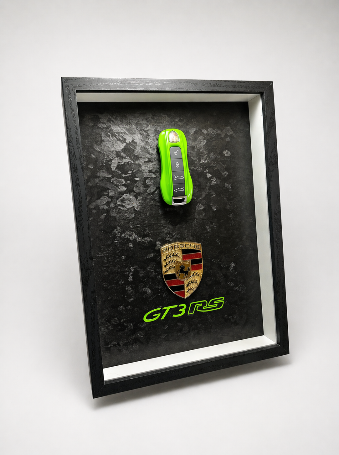 ArtKeyz Flat Out — Clé aux codes GT3 RS sur fond épuré, fait main